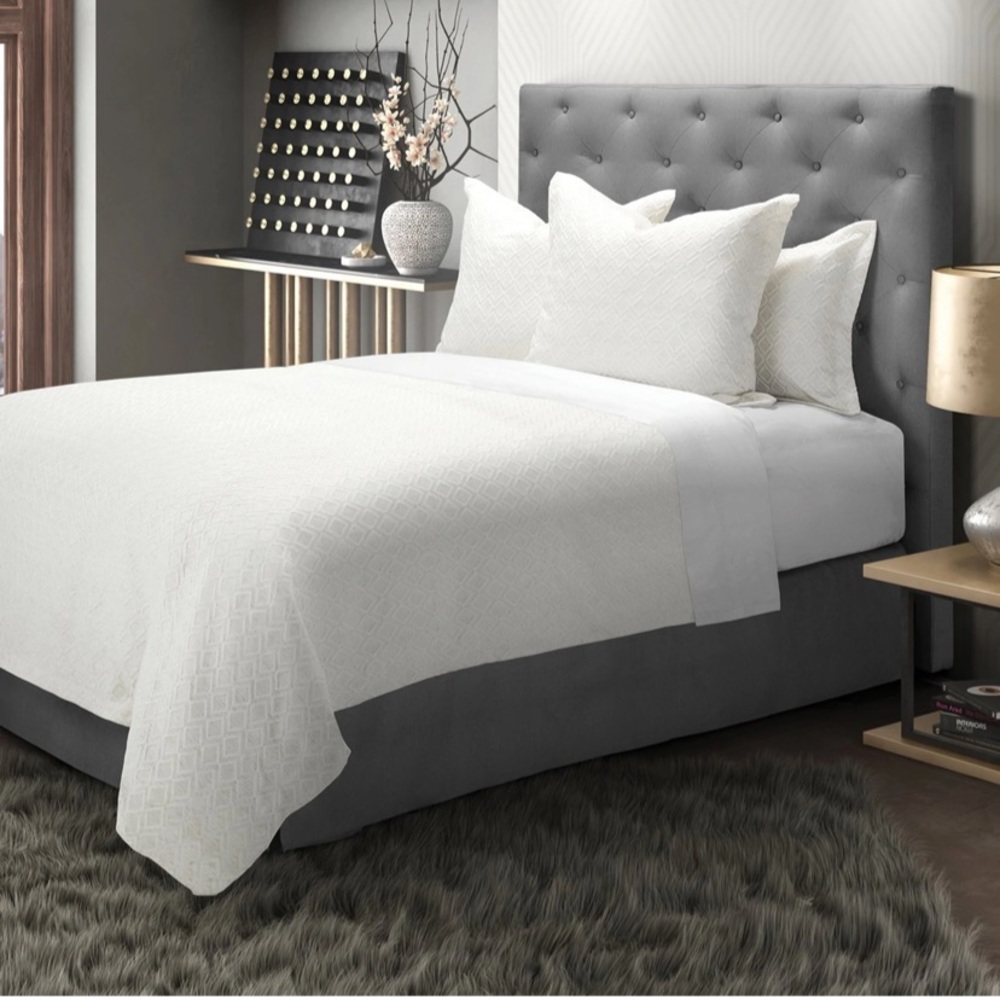 Michael Amini Kristel 6 piece King Duvet Cover